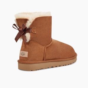 UGG Australia shoes with bows in back. Says size 5 but fits sizes 6-7 (UGGs)
